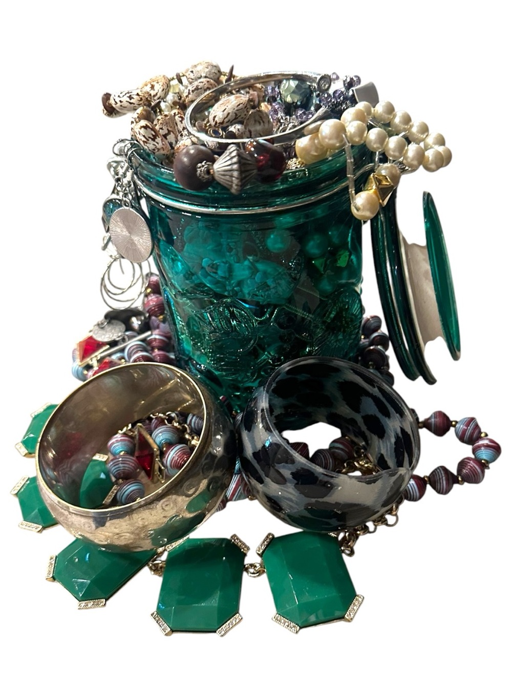 Estate to now Jewlery in green hinged jar Jewelry Lot no research - Picture 5 of 11